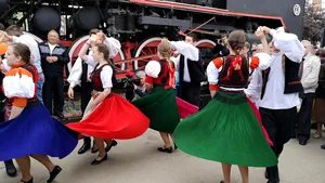 Pelerinii care merg la Şumuleu Ciuc, primiţi în Gara Cluj cu dansuri populare maghiare şi pogăcele | GALERIE FOTO, VIDEO