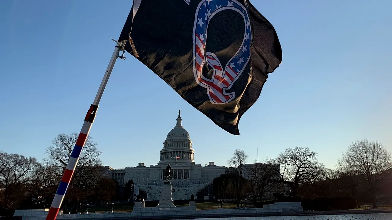 QAnon, declarat pericol în SUA. Biden vrea să închidă gura organizaţiei responsabilă pentru atacul dat asupra Capitoliului
