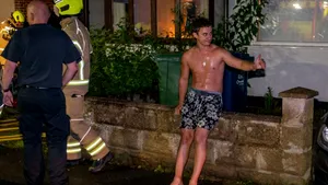 FOTO | Un român a devenit erou în Marea Britanie. A intrat desculţ şi dezbrăcat într-o casă în flăcări, pentru a-şi salva vecinul