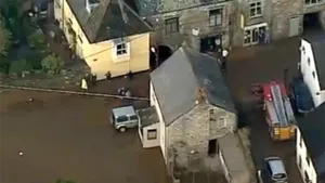 Inundaţii în Marea Britanie: Mai multe persoane blocate în case şi maşini