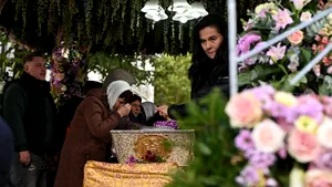 Coadă kilometrică la Iași: Peste 81.000 de pelerini au vizitat racla cu moaștele Sfintei Cuvioase Parascheva