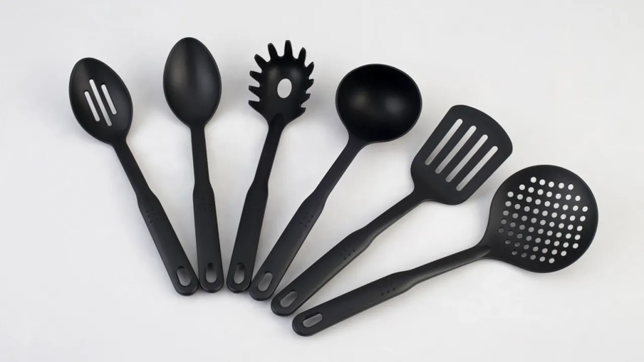 Evitaţi ustensilele negre din plastic în bucătărie. Iată motivul pentru care sunt periculoase pentru sănătate

