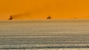 Iahtul de lux atribuit lui Putin, escortat de nave de război rusești prin apele Danemarcei / Destinația rămâne un mister