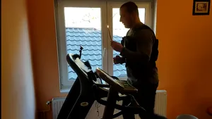 Cum se antrenează poliţistul Marian Godină să împartă lumină în noaptea de Înviere: 