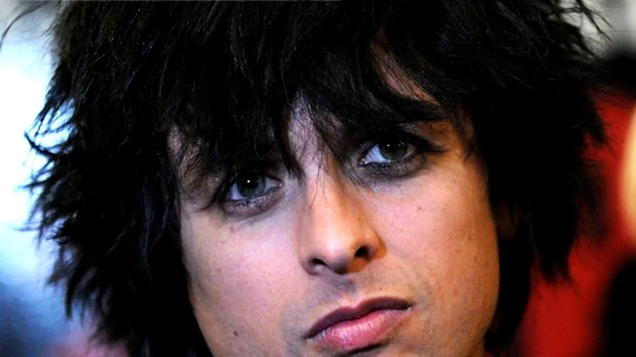 Billy Joe Armstrong de la Green Day, internat la dezintoxicare, după ce a făcut o criză de nervi pe scenă - VIDEO