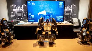 Un robot care îşi schimbă forma prin comandă vocală a fost prezentat la Târgul de jucării din New York. Compania producătoare susţine că e primul robot care poate fi distribuit pe piaţa de consum