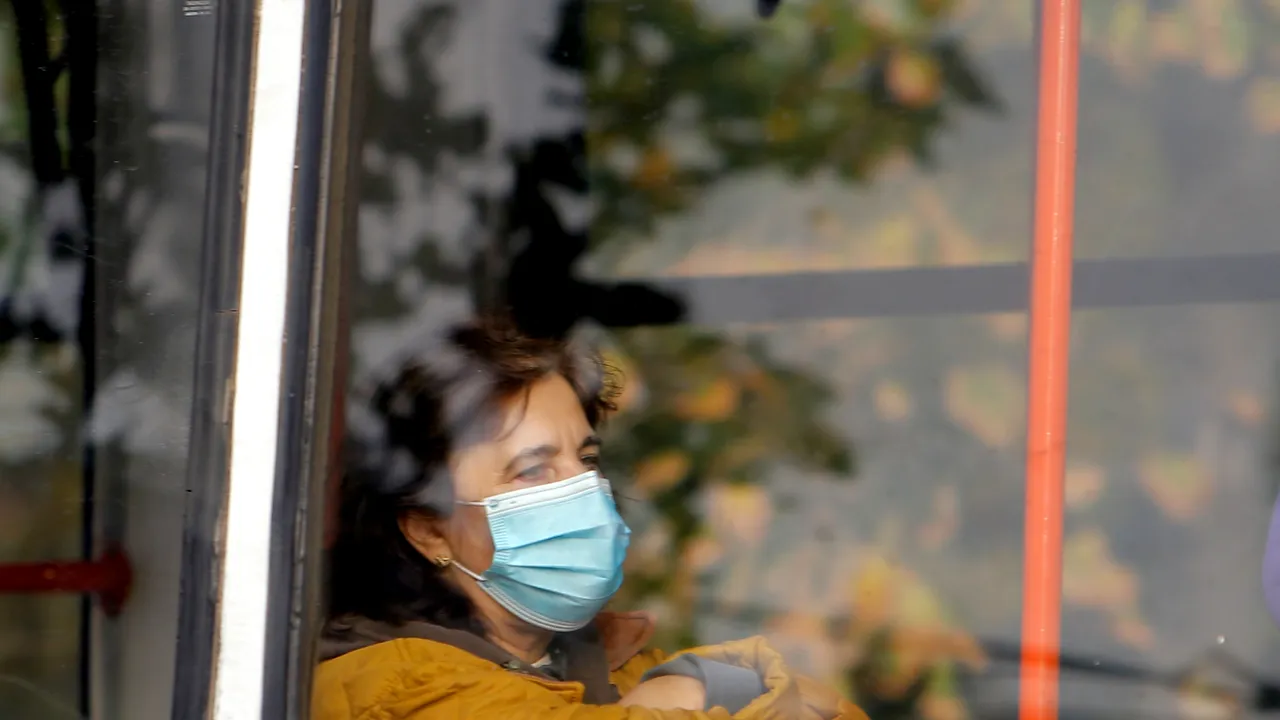 Fii cu 70% mai protejat de coronavirus, având grijă şi de cei din jur. Ce spune noul ghid CDC despre masca de protecţie