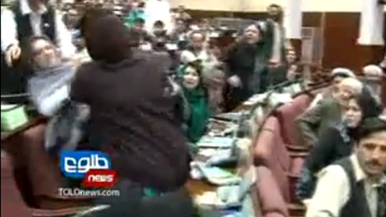 Bătaie între femei în Parlamentul afgan - VIDEO
