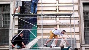 Tablouri realizate din capace din plastic, expuse pe o stradă pietonală din Timişoara - FOTO