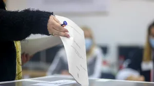 Mehedinţi. O femeie a încercat să introducă în urnă 4 buletine