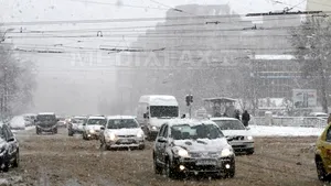 Comandament de iarnă la Bucureşti: Materiale antiderapante pe arterele principale, poduri, rampe, în zona şcolilor