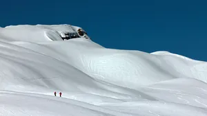Mii de turişti, blocaţi în staţiuni montane din Elveţia, Franţa şi Italia, în urma ninsorilor abundente / În Zermatt, riscul de producere a avalanşelor este la cel mai înalt nivel din ultimii 10 ani