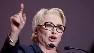 PSD va contesta trimiterea buletinelor pentru ambele tururi celor care voteză prin corespondenţă. Anunţul făcut de Viorica Dăncilă
