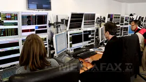 Bursele globale scad din cauza temerilor că Franţa şi-ar putea pierde ratingul 