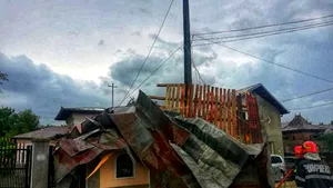 Vreme extremă în ultimele 24 de ore. Localităţi distruse de vijelii, grindină şi averse torenţiale 