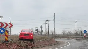 Un doljean beat a rămas cu maşina suspendată în sensul giratoriu