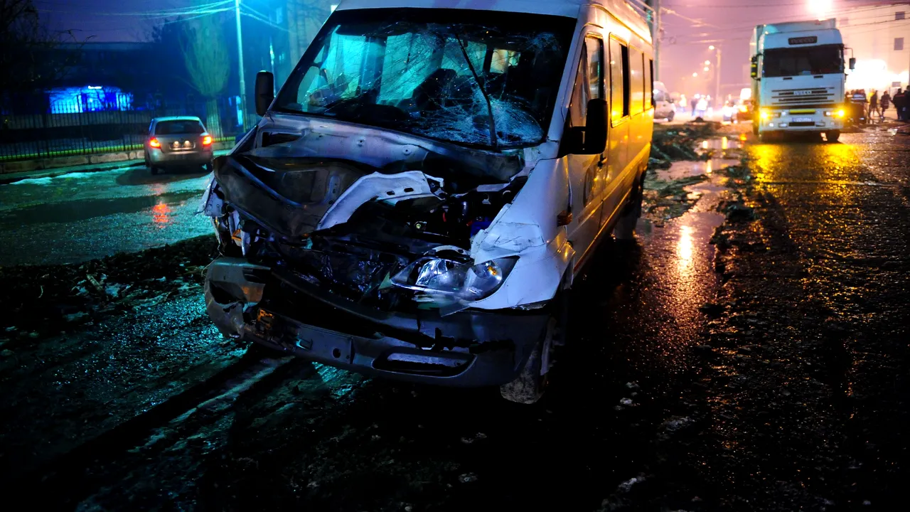 Patru minori şi trei adulţi, răniţi după ce un TIR a acroşat un microbuz pe Autostradă, în Sibiu