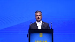 Singurele partide care își contestă proprii premieri: PNL, pe urmele PSD. Paradoxul răfuielilor politice interne în România