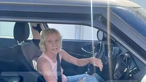 Actriţa Anne Heche, rănită grav într-un accident rutier: a lovit o casă şi maşina a luat foc
