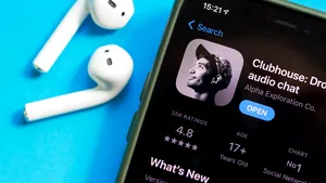 Clubhouse devine tot mai populară în România, în rândul utilizatorilor de iPhone. Beneficiile aplicaţiei folosite de Elon Musk