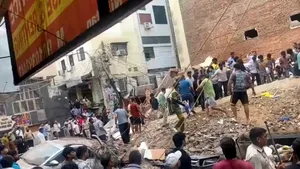 Clădire cu cinci etaje prăbușită în Delhi. Zeci de studenți sunt prinși sub dărâmături