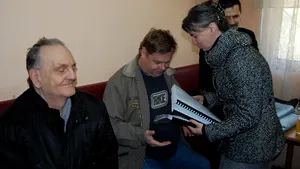 Un preot nevăzător din Mehedinţi tipăreşte cărţi religioase şi calendare creştine în Braille