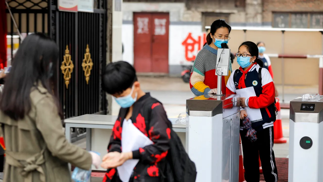 Monitorizaţi cu ajutorul unor brăţări inteligente. Cum pot fi alertaţi elevii din Beijing în caz de simptomele virusului
