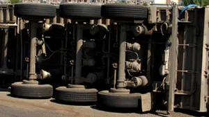 Traficul pe DN 65, afectat după răsturnarea unui autotren