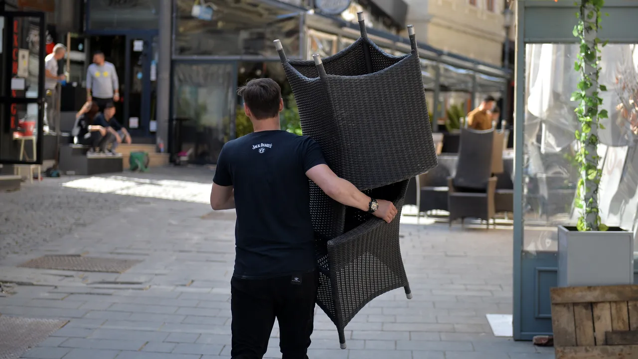 Prima zi de weekend în lockdown. Clienţii restaurantelor şi teraselor, speriaţi de patrulele poliţiei. Înghesuială în magazine