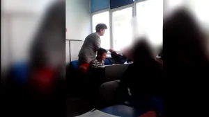 VIDEO cu impact emoţional. ANCHETĂ la o şcoală din Iaşi, după ce o învăţătoare a fost filmată când BĂTEA elevii