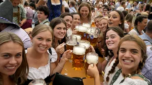 Berea e tot mai scumpă în Germania. Preţul unei halbe la Oktoberfest va depăşi pragul de 15 euro (75 de lei) pentru prima dată