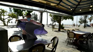 După ce au investit mii de euro în terase, relaxarea măsurilor întârzie să apară. Proprietarii ar putea apela iar la şomajul tehnic 