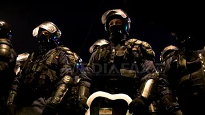 O ALTĂ FAŢĂ A PROTESTELOR: Fotografia emoţionantă în care un jandarm ţine în faţa scutului un balon în formă de inimă