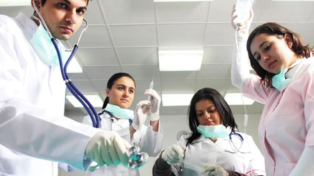 Elevi şi studenţi romi sunt susţinuţi cu bani europeni să se pregătească pentru o carieră medicală