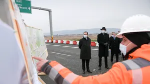 Ce se alege de România! Guvernul promite 3.000 de km de autostrăzi şi drumuri expres în 10 ani. România a construit, în medie 60 de km pe an. Care sunt explicaţiile