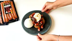 VIDEO | Brunch cu cârnați, ou poșat, pesto și burrata. O rețetă simplă pentru un mic dejun consistent