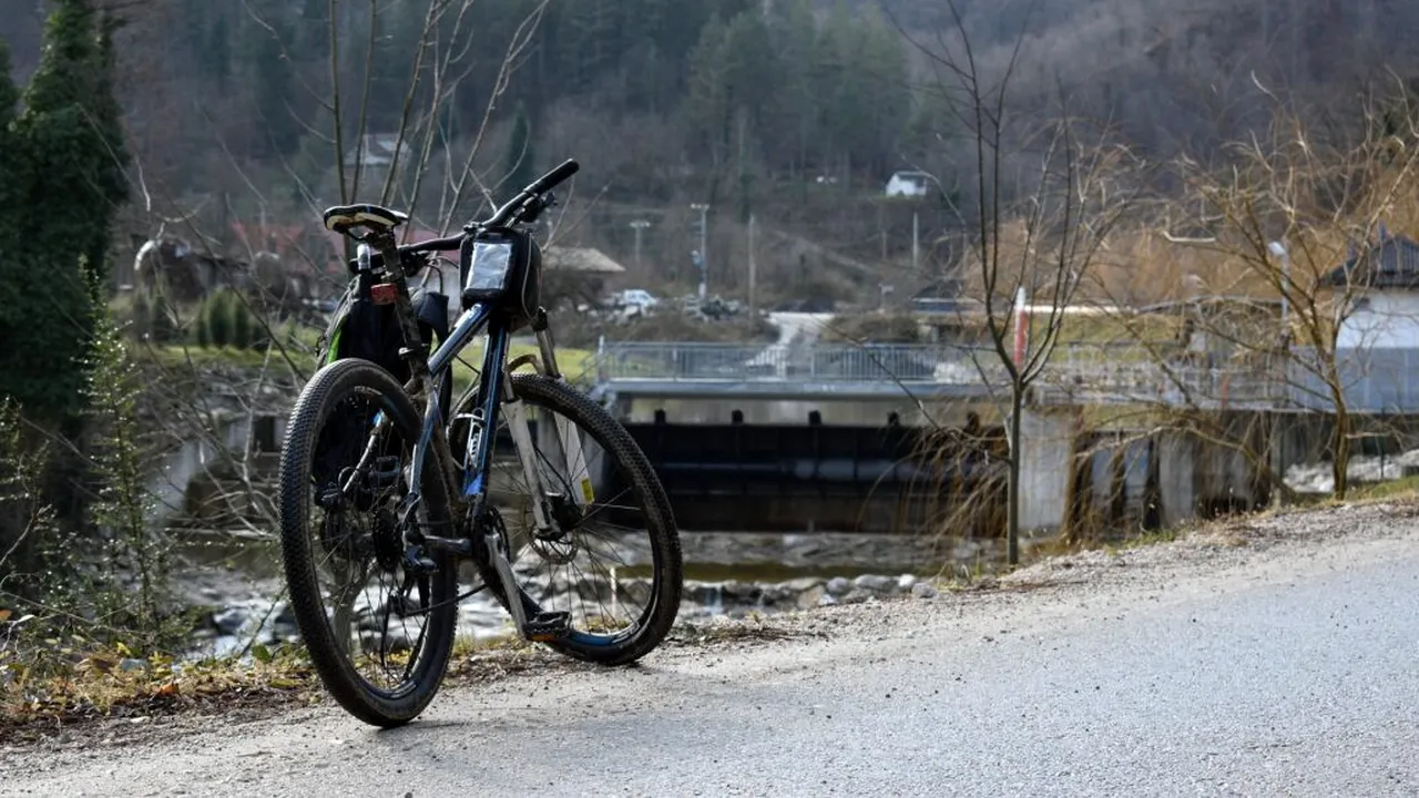Un ciclist, dublu campion la Turul Franței, s-a accidentat la un antrenament în timp ce era urmărit de un spectator