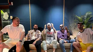 Smiley şi Şatra B.E.N.Z. şi-au filmat singuri videoclipul piesei „Bani mulţi (Fii tot ce poţi)”, doar cu telefonul 
