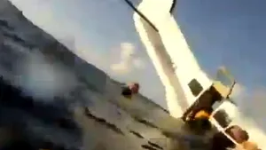 Momentul PRĂBUŞIRII unui avion, înregistrat de un pasager supravieţuitor - VIDEO