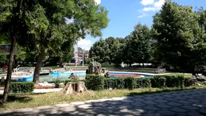 Inaugurare controversată la Galaţi: A fost refăcut un parc, în care s-a păstrat un club de striptease 