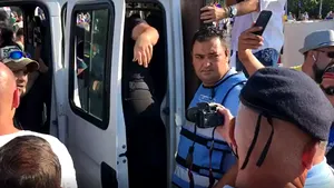 VIDEO Maşină verificată în Piaţa Victoriei, în timpul protestului din 10 august, după un apel la 112/ UPDATE: Ce obiectele 