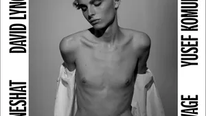 Scandal în lumea modei? Modelul androgin Andrej Pejic, cenzurat pe coperta revistei Dossier - FOTO