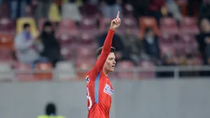 Dennis Man, atacantul FCSB, inclus de UEFA pe lista celor mai promiţători 50 de fotbalişti din Europa