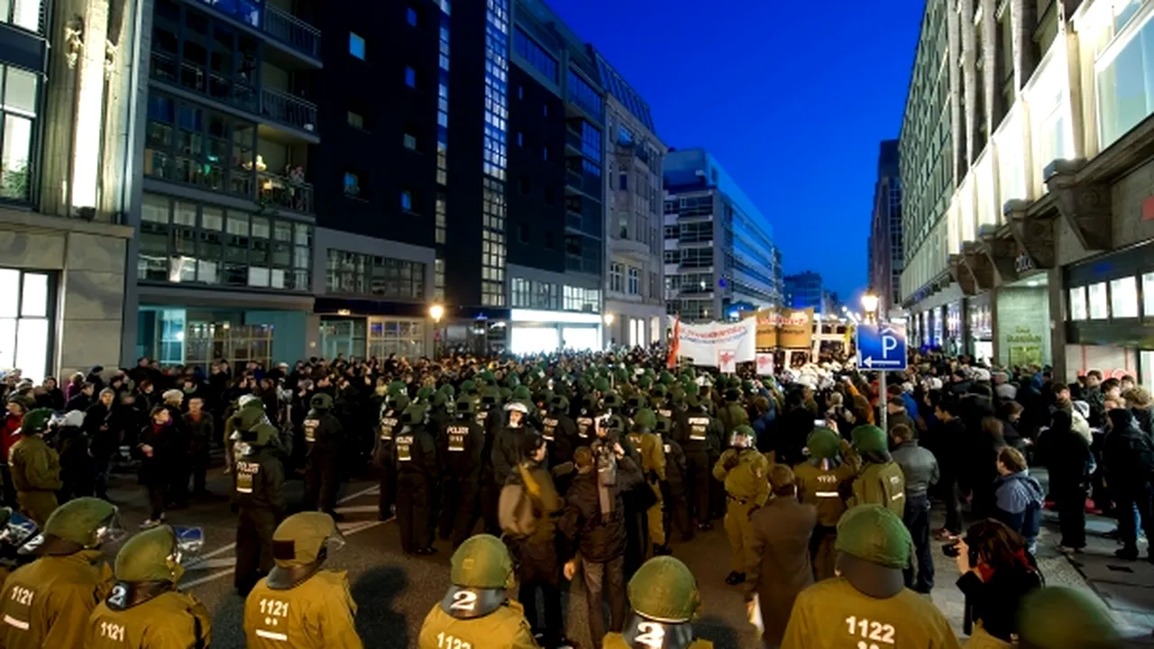 Berlin: Manifestaţie împotriva ceremoniilor care marchează căderea Zidului - FOTO