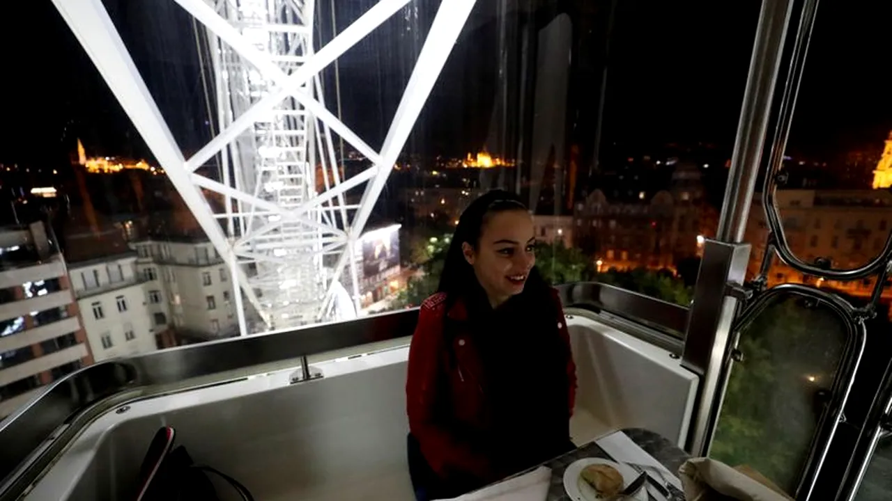 Idee inedită în pandemie: Un restaurant din Budapesta „a reinventat roata” pentru distanţare socială