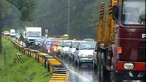 Circulaţia rutieră, îngreunată pe mai multe drumuri din ţară