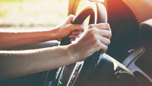 O adolescentă de 16 ani a provocat haos în Bucureşti. Urmărire ca-n filme şi cinci maşini avariate