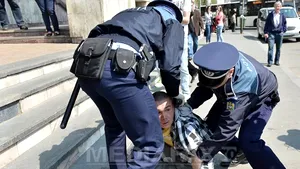 DESCINDERI LA GARA DE NORD: Poliţiştii caută bunuri furate în canalele din zonă. Un bărbat a fost dus la spital cu arsură la ochi de la aurolac - FOTO