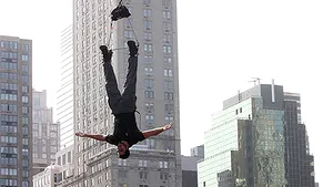 După 29 de ore petrecute cu capul în jos, David Blaine 