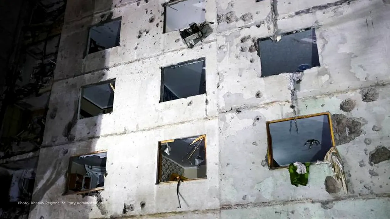 Bloc de locuinţe din Harkov, bombardat de ruşi. Zeci de persoane au fost rănite